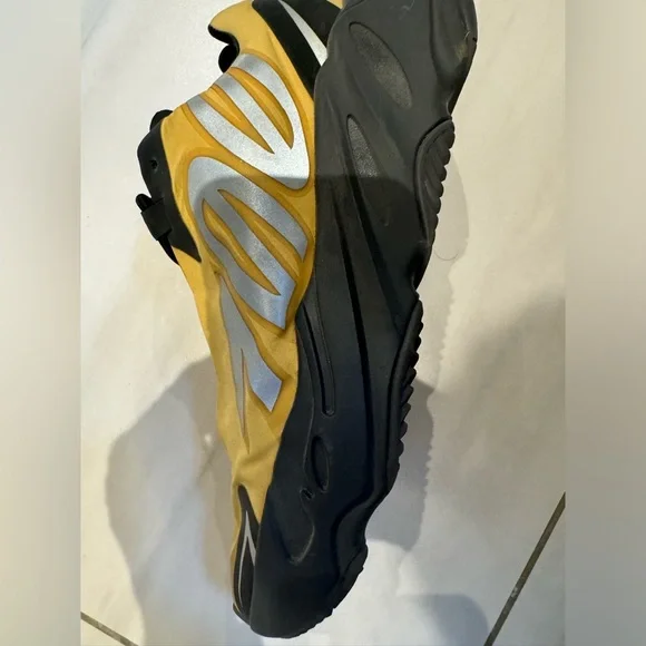 Sneakers - Picture 6 of 7